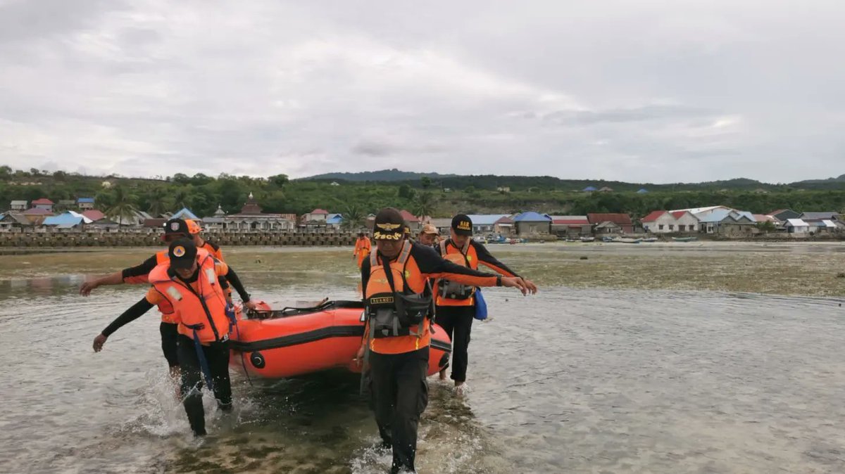 HumasSARKendari's tweet photo. Buton Selatan, 15/01 -- Ops SAR H5 terhadap 1 org nelayan yang belum kembali dari melaut dgn menggunakan longboat disekitar perairan teluk lande kembali dilanjutkan
#basarnaskendari
#possarbaubau
#rb210
#humassar304 https://t.co/6aKuU9dssJ
