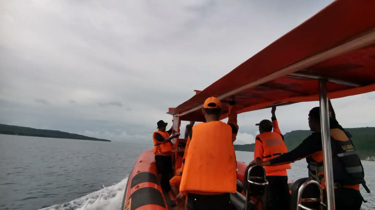 HumasSARKendari's tweet photo. Buton Selatan, 15/01 -- Ops SAR H5 terhadap 1 org nelayan yang belum kembali dari melaut dgn menggunakan longboat disekitar perairan teluk lande kembali dilanjutkan
#basarnaskendari
#possarbaubau
#rb210
#humassar304 https://t.co/6aKuU9dssJ