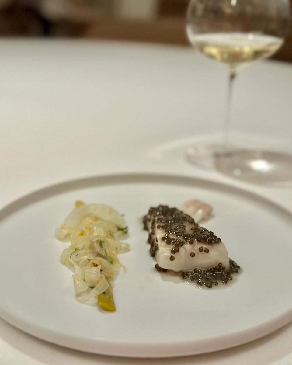 Precise, linear St Aubin by Hubert Lamy with exquisite dishes @restaurant.blanc #foodandwine #premiercru 
#burgundy #wine #winetime #winetasting #winelover #masterofwine