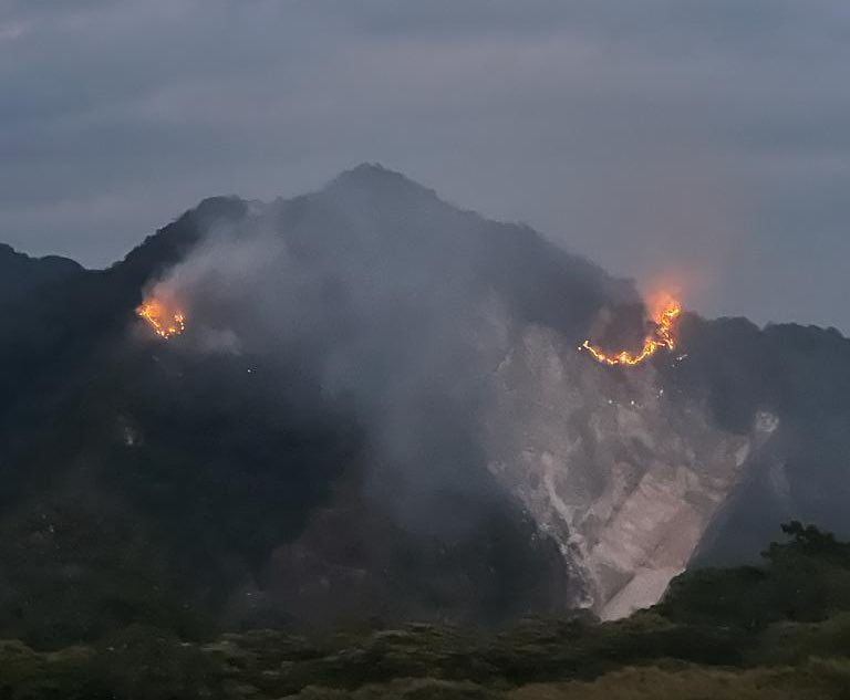 Con respecto al incendio que tenemos a esta hora en el sector de la arenera quiero recalcar varias cosas:

🧵 Abro hilo