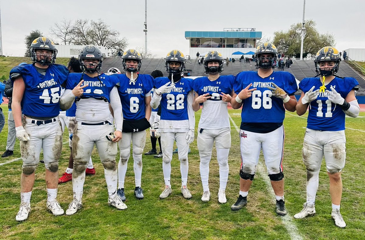 GavinMolloy7's tweet photo. Thank you @RoederKristen for being our sideline photographer the last 4 seasons. Awesome to have you out there one more time on Saturday. We appreciate you! https://t.co/bwUjOP9vUE