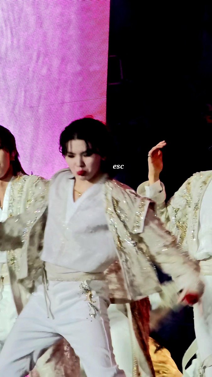 esccarrot's tweet photo. #WOOZI #LEEJIHOON

Stage presence is just wow.
Long hair Woozi is immaculate.

#SEVENTEENinBULACAN #FOLLOWTOURPH #Follow_To_Bulacan https://t.co/VGY3LjLJEG