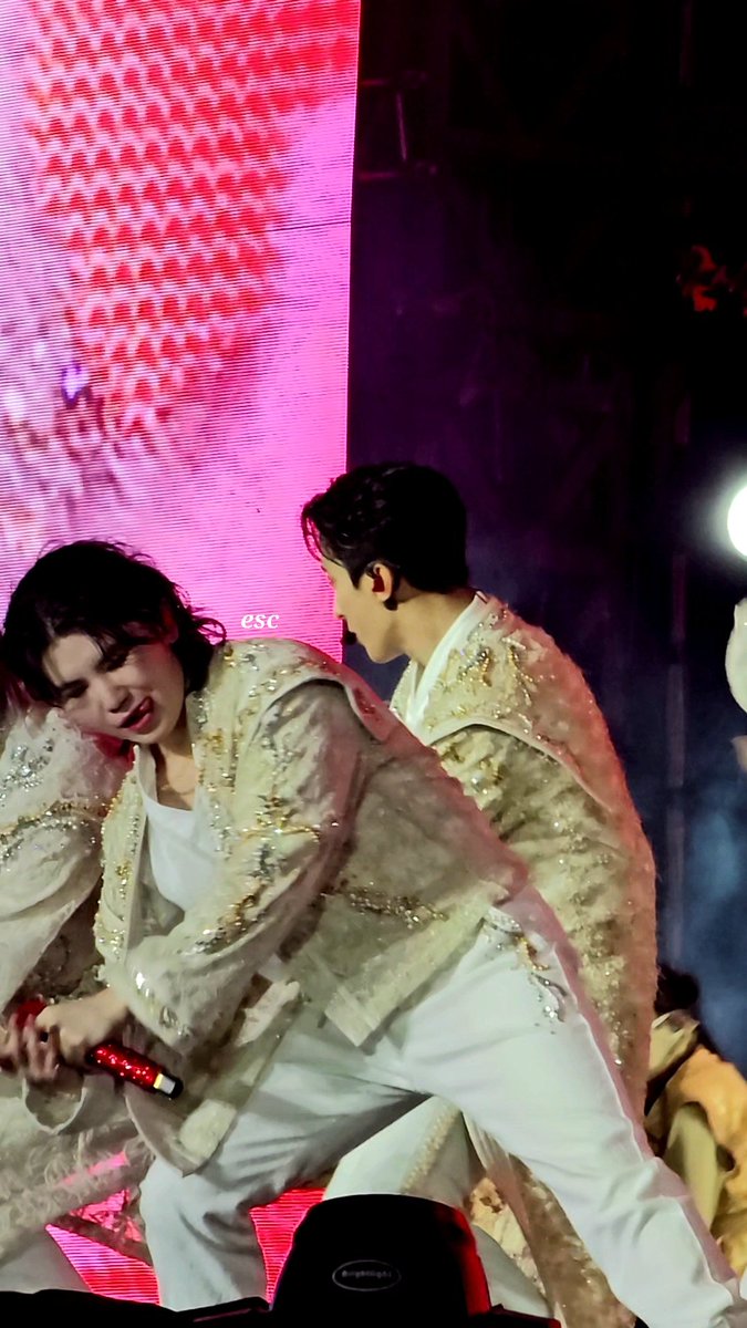 esccarrot's tweet photo. #WOOZI #LEEJIHOON

Stage presence is just wow.
Long hair Woozi is immaculate.

#SEVENTEENinBULACAN #FOLLOWTOURPH #Follow_To_Bulacan https://t.co/VGY3LjLJEG