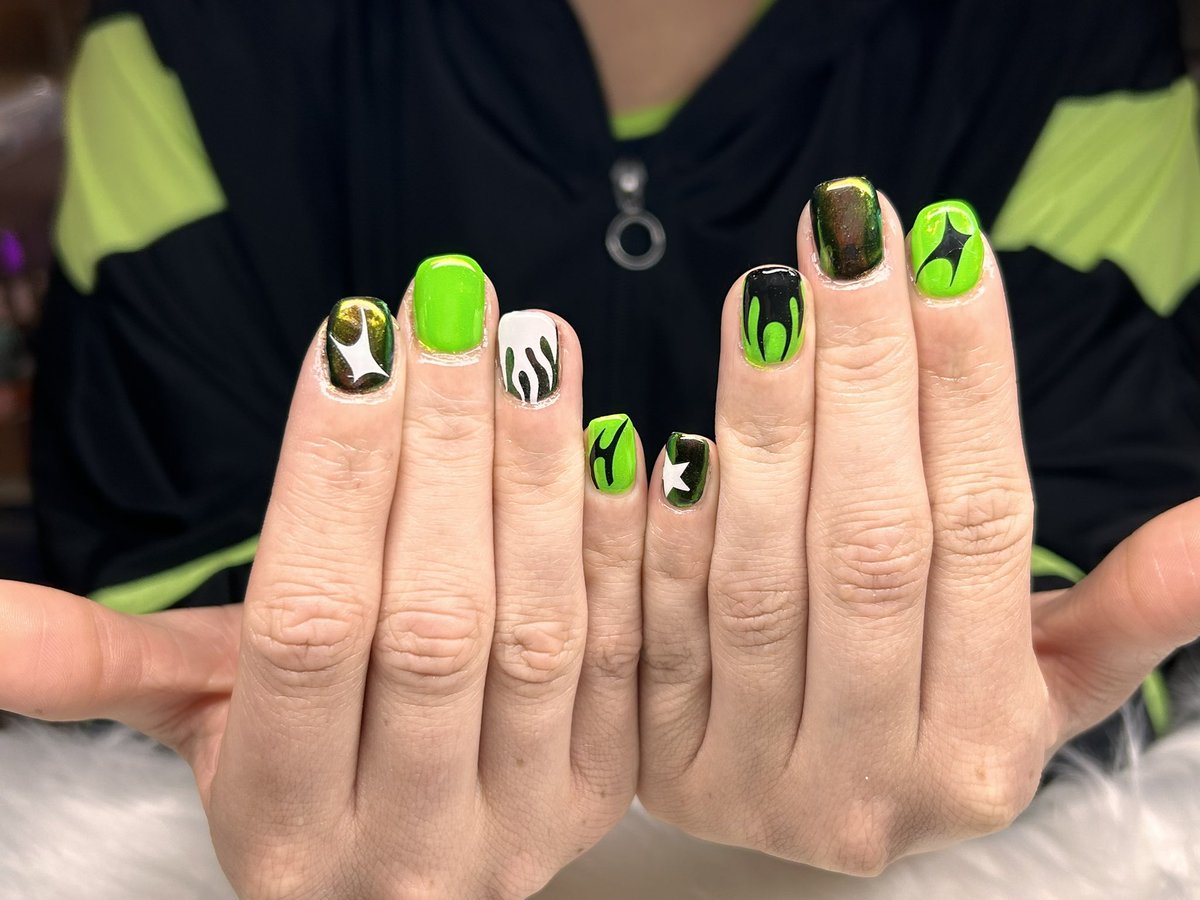 pikozumo's tweet photo. life update: i’m cosplaying to mag and have cool nails https://t.co/KY1L1RE1i0