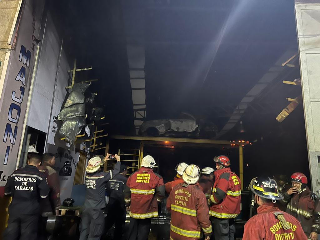 El #SNGR se encuentra en las labores de refrescamiento del incendio en un taller mecánico con varios vehículos involucrados. En la Parroquia Santa Rosalía, Respuestos Majoni. 
#VenezuelaEnUniónYPaz