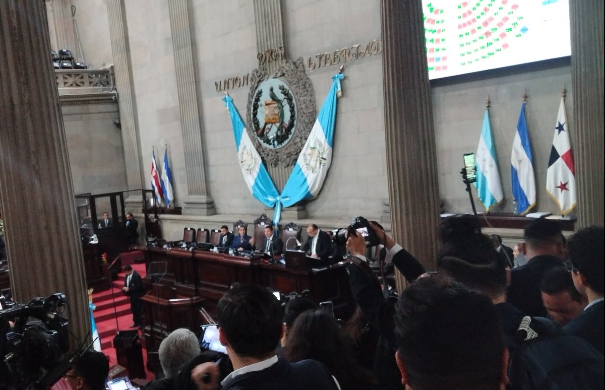 republicagt's tweet photo. #TomaDePosesión | Los diputados aprobaron con 83 votos el acuerdo emitido por la comisión que calificó las credenciales. Con lo cual, Julio Héctor Estrada no puede asumir y los diputados de Semilla asumen como independientes. https://t.co/hvMRyGDKyP