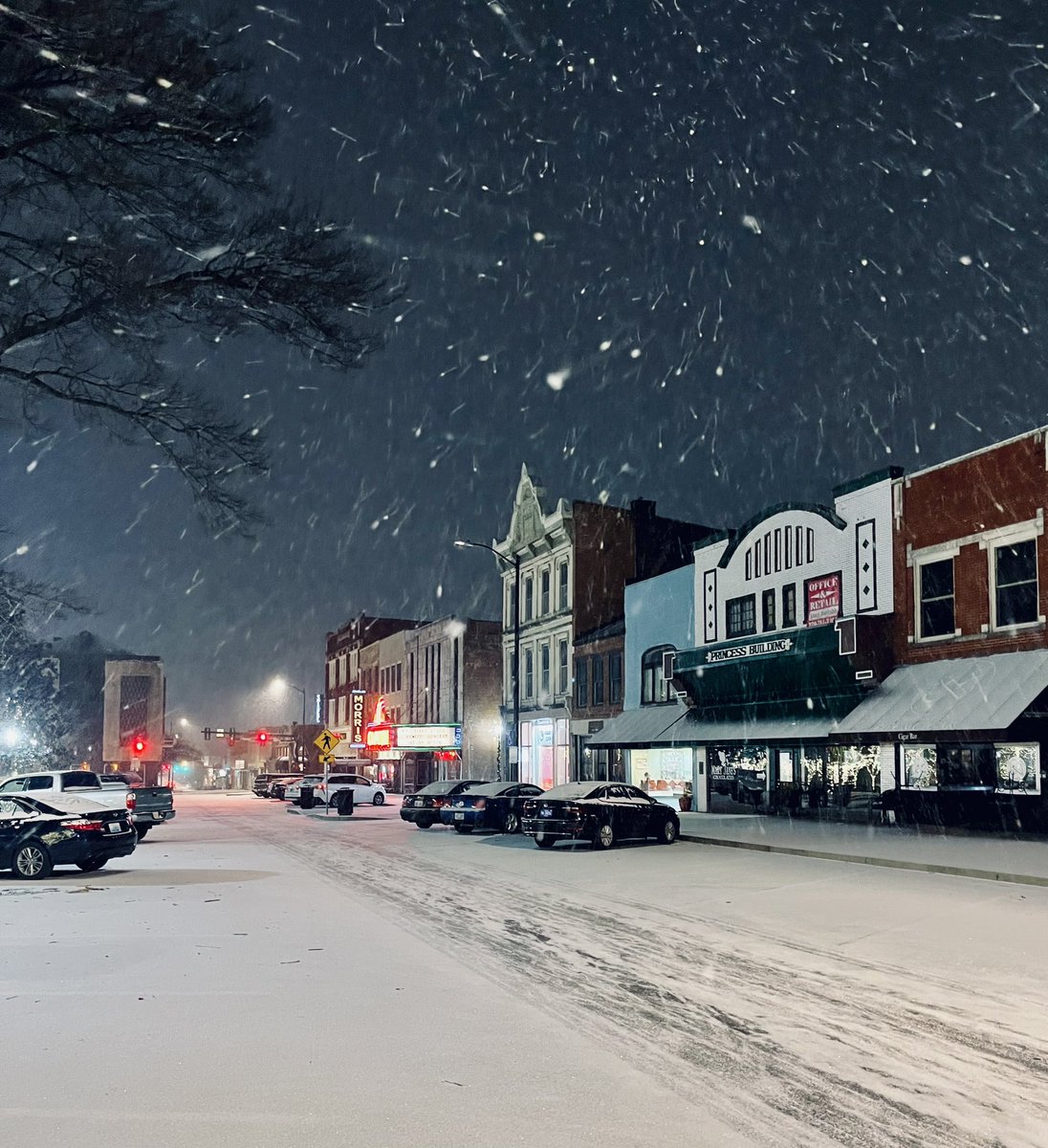 DowntownBGKY's tweet photo. ❄️ current view down Main on Fountain Square ❄️

📸 @kny_beckman https://t.co/bQycCW5JUT
