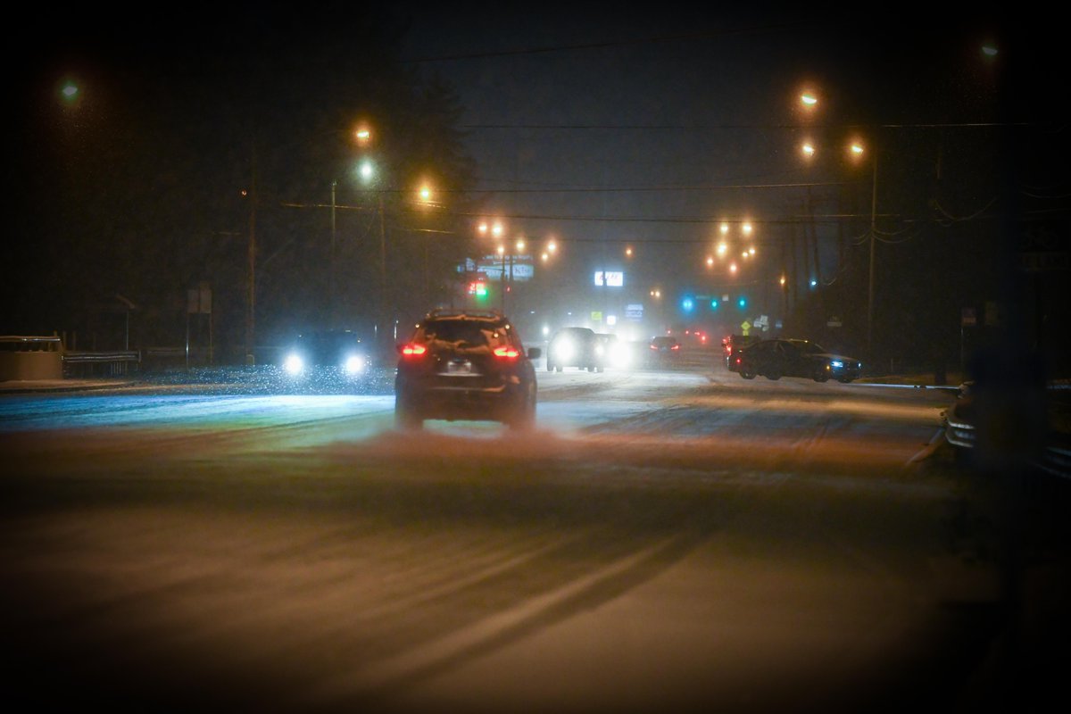 Snowfall creating slippery conditions on 70 South in #Bellevue near Kroger. Stay safe on the roads. #tspotter <a href="/NashSevereWx/">NashSevereWx</a>