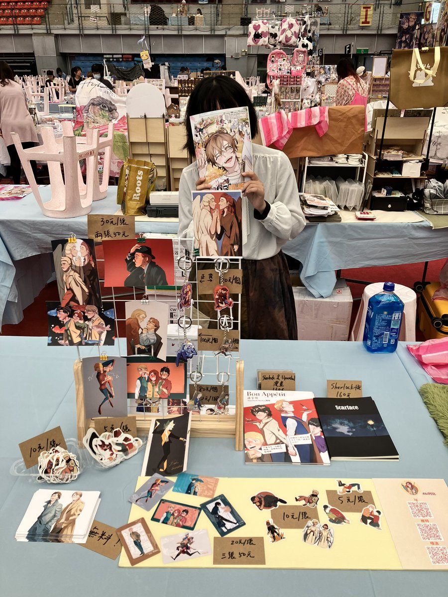 Abiabi0914's tweet photo. 💮參展體驗
［CWT65台北場］
在場內晃時看見很多攤主的作品，感覺每個人都很精心對待這些創作。想到大家也是對創作有熱忱，努力擠出時間參展跟作圖，就覺得不孤單，也期許自己可以保持這樣的熱情在所愛的事物上。
謝謝@laijizhen2 老師來捧場(*¯︶¯*)，下次老師擺攤我一定去捧ㄉ！

#cwt65 https://t.co/2WAMZQxmjN