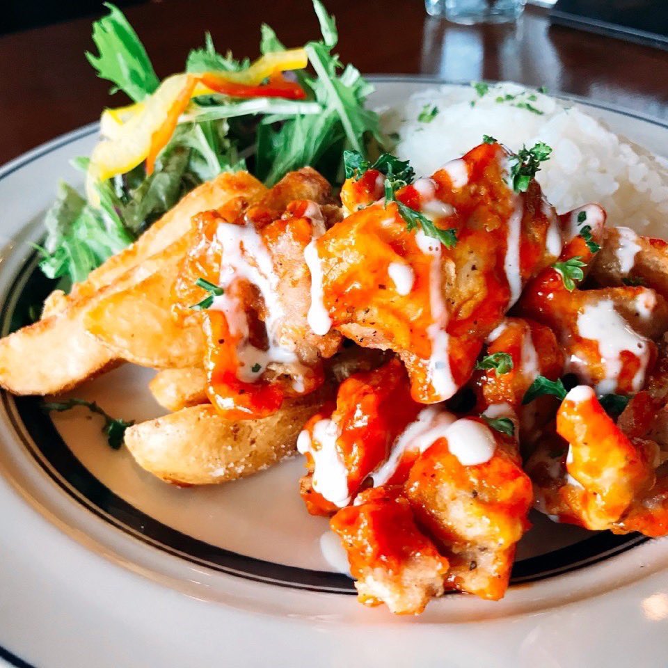 bobs_ribs's tweet photo. 本日の日替わりランチは
「バッファローチキンプレート」¥1,300(税込)です。　
大ぶりな鶏もも肉に、大人気バッファローソースを絡めました。
辛味と酸味がクセになります。
サラダ、ライス、スープ付き
数量限定です。 https://t.co/ZGnRdxYXJb