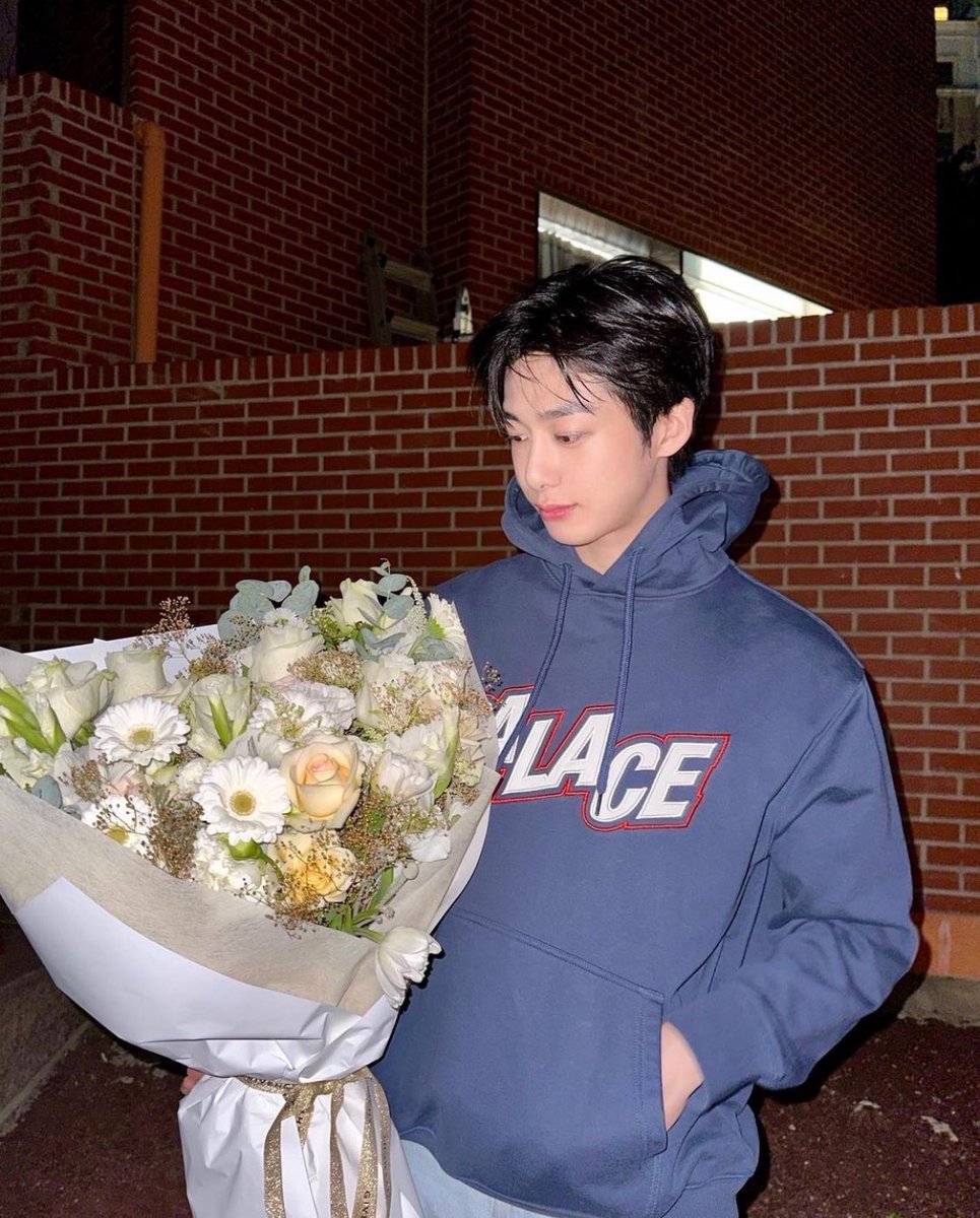 chaegooramy's tweet photo. 형원아💓
오늘 유난히 더 추운 거 같아서 마음이 쓰여🥹
그곳에서 보내는 첫 생일이라 여러모로 남다른 기분일텐데 
새로 만난 인연들과 따뜻한 생일 보냈으면 좋겠어ꢭ
말로 못 할 만큼 사랑하고 사랑해❤️
내 행운, 내 행복아 생일 축하해❤️❤️

#HBDtoHYUNGWON 
#겨울의따뜻한선물_형원데이 https://t.co/or0UBDbKno