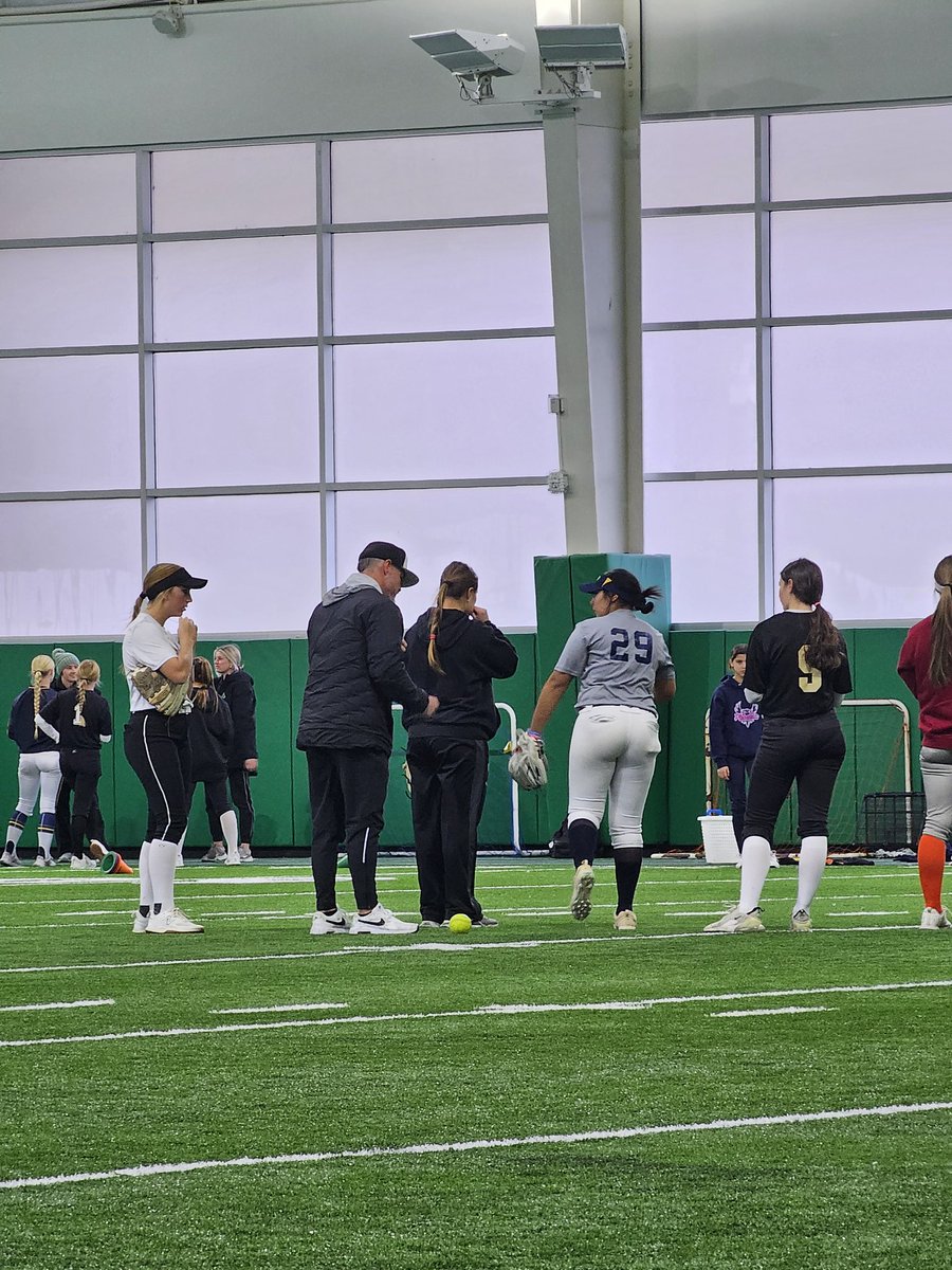 29_yanni's tweet photo. Thank you Coach @RodneyDeLong, @CoachJayGwyn and @MeanGreenSB for such a fun camp!! Good luck this upcoming season!!! 🦅💚
@coachjrtorres @IGN2027 @PoteetSoftball https://t.co/rphk9KvNM7