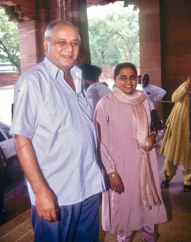 बसपा सुप्रीमो आयरन लेडी जांबाज़ शख्सियत बेबाक निडर राजनीतिक ज़िंदगी जीने वाली उत्तरप्रदेश की 4 बार मुख्यमंत्री रहीं बहन कुमारी मायावती जी को उनके जन्म दिवस पर हम मुबारक बाद पेश करते हैं... #भारत_की_बेटी_बहनजी @Mayawati #बसपासुप्रीमो