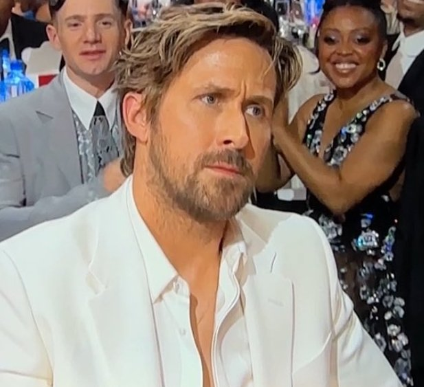 Literalmente eu depois de ver que o Ryan Gosling ganhou no #CriticsChoiceAwards2024 por Just Ken em #Barbie 

Essa é a reação dele durante o evento.