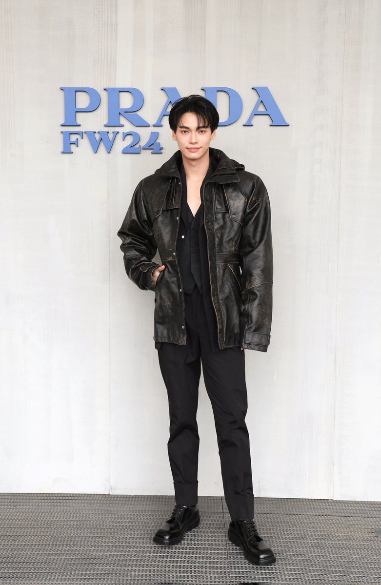 WinmetawinO's tweet photo. วิน-เมธวิน Prada Ambassador เข้าร่วมรับชมแฟชั่นโชว์ Prada คอลเลกชัน Fall/Winter 2024 Men's wear ซึ่งจัดขึ้นในวันที่ 14 มกราคม ณ Prada Fondazione กรุงมิลาน ประเทศอิตาลี🇮🇹🇮🇹

WIN BA PRADA MFW24

#PradaFW24 #Prada @Prada 
#PradaFW24xWIN 
#winmetawin @winmetawin https://t.co/gnJxPtYjcF