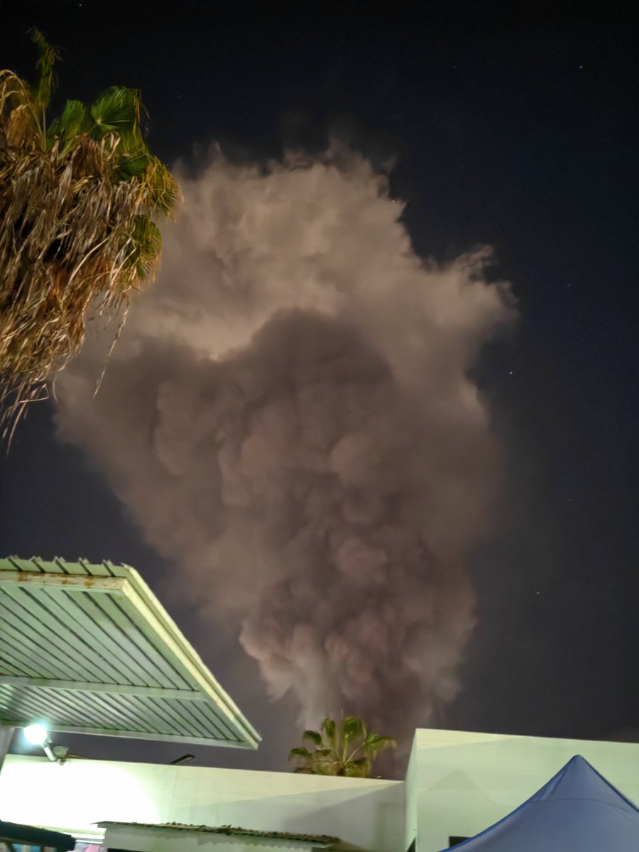 luiscldron's tweet photo. Nube de humo producto del incendio en #zofri #iquique manzana 9 galpón 45 https://t.co/UH9hEY5Kf1