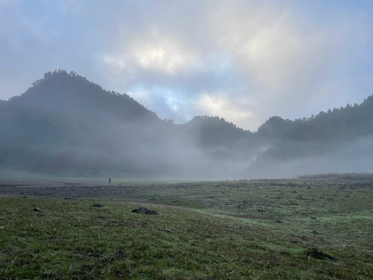 MarcoGrishaber's tweet photo. Taiwan elected a new president last weekend.

This allowed one in four years to hike to the usually packed and busy yet beautiful SongLuo Hu (松羅湖) in Yilan, Taiwan. It is a famous spot amongst the local hikers. https://t.co/djp0ZMqPS2