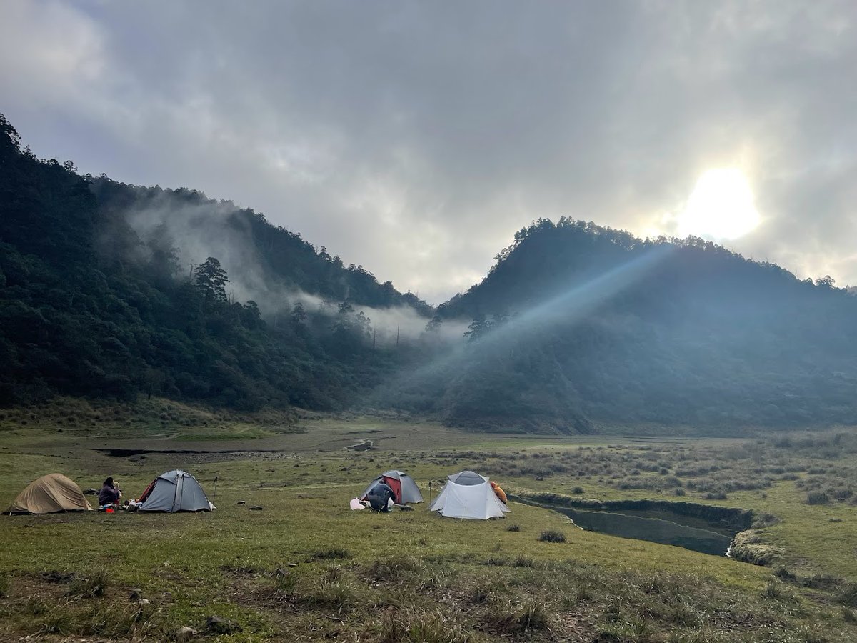 MarcoGrishaber's tweet photo. Taiwan elected a new president last weekend.

This allowed one in four years to hike to the usually packed and busy yet beautiful SongLuo Hu (松羅湖) in Yilan, Taiwan. It is a famous spot amongst the local hikers. https://t.co/djp0ZMqPS2