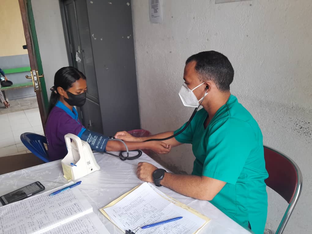 CubacooperaTl's tweet photo. Dr. Mirioldis Matos, Especialista en MGI, de la #BMCTL municipio #Viqueque realiza consulta de Planificación Familiar #CubaPorLaSalud #CubaCoopera #EstaEsLaRevolución https://t.co/kyplAVgSuX