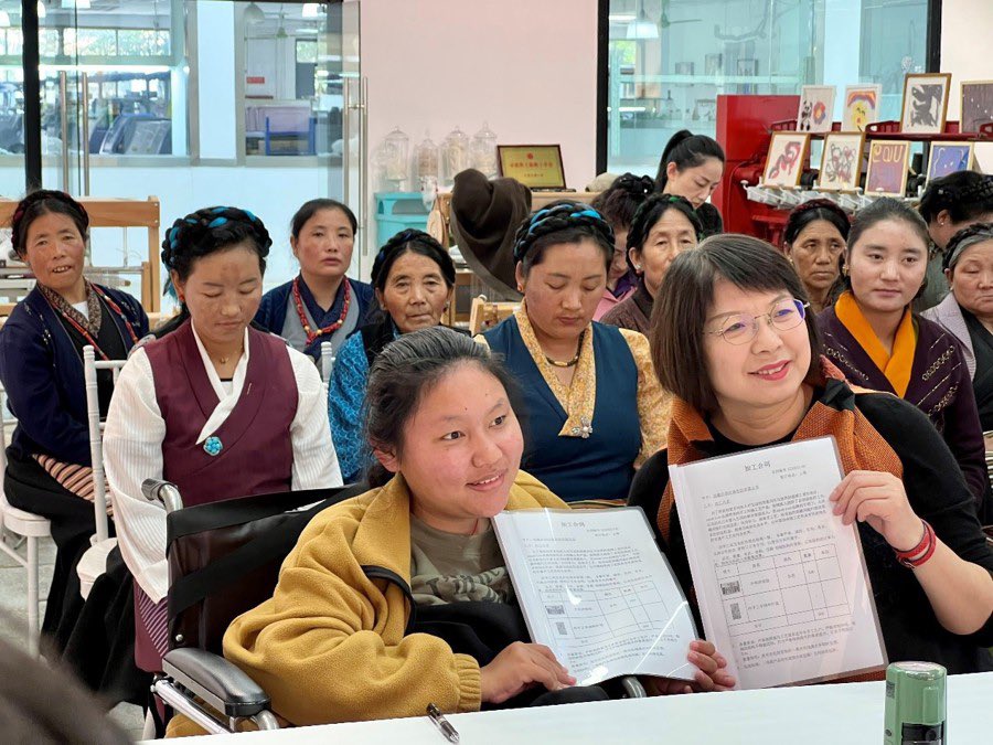 DelekFreda's tweet photo. Pulu is a traditional Tibetan woolen fabric used to make items like robes, boots and hats,with a history of over 2,000 years. The most renowned Jiangzi Pulu product will make a debut in #MASION&amp;OBJET this month in Paris, marking a marvelous step forward in the reviving of Pulu. https://t.co/VM30zi5R1R