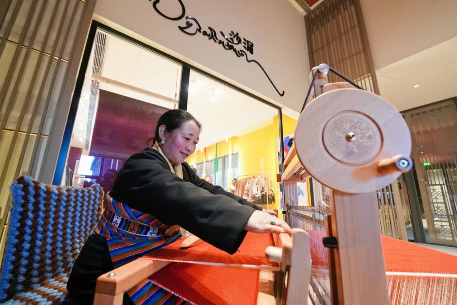 DelekFreda's tweet photo. Pulu is a traditional Tibetan woolen fabric used to make items like robes, boots and hats,with a history of over 2,000 years. The most renowned Jiangzi Pulu product will make a debut in #MASION&amp;OBJET this month in Paris, marking a marvelous step forward in the reviving of Pulu. https://t.co/VM30zi5R1R