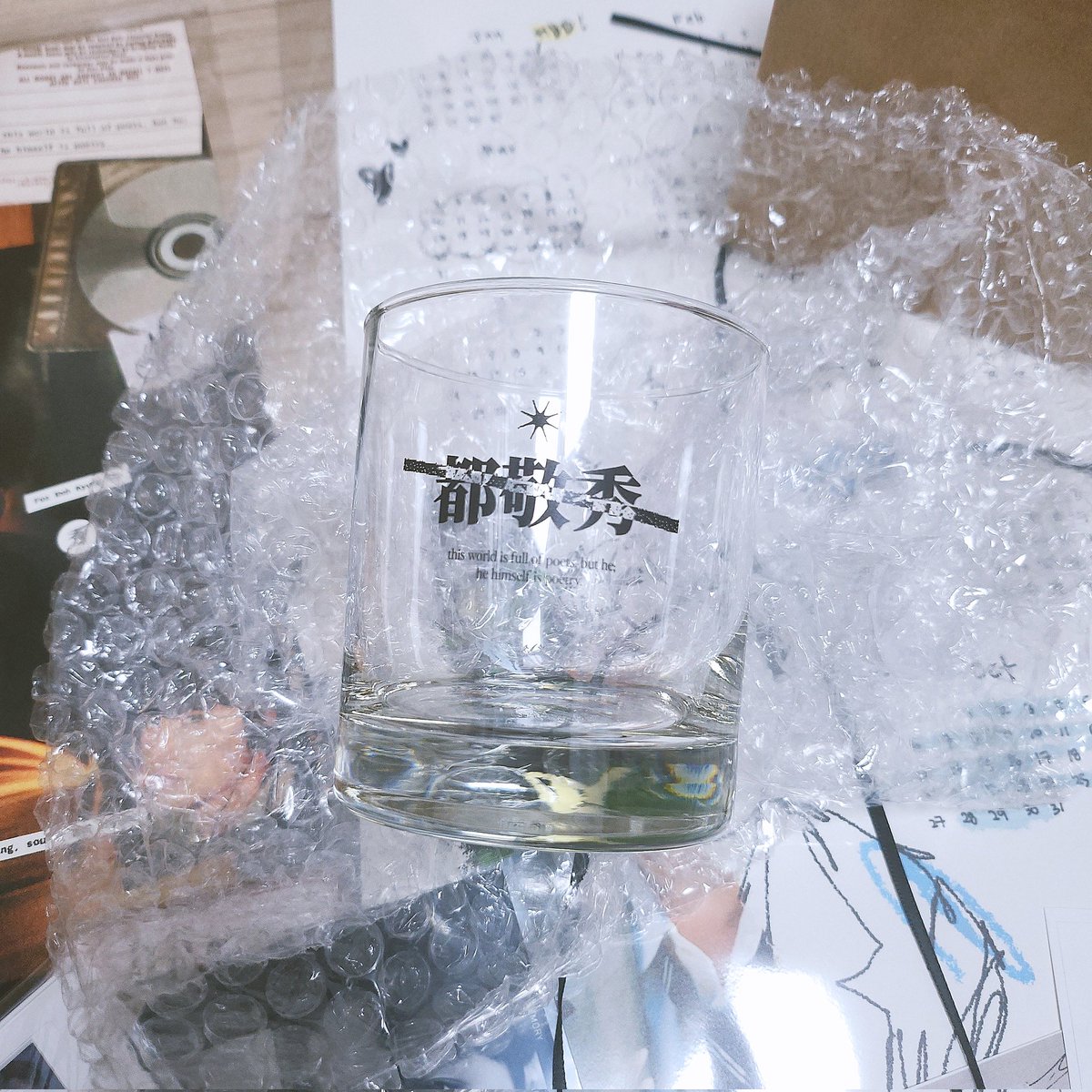 pluvia_01's tweet photo. 📍REAR COFFEE

#도경수라는_시
제일 먼저 갔던 카페!! 세트 특전이었던 연력이 너무 마음에 들어서 꼭 갖고싶었는데 선착 특전까지 받았다♡ 카페 컨셉, 분위기 너무 좋았는데 에리들이 너무 많아서 사진을 제대로 찍지 못한게 조금 아쉽다😭😭 쿠키 너무 맛있었는데.. 또 먹고싶다🤤
@doetry0112 https://t.co/OtXsSrGwxr