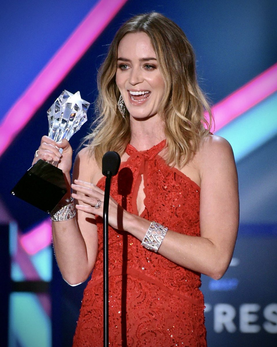 badpostblunt's tweet photo. RED FOR THE WIN. #CriticsChoiceAwards https://t.co/i9orjsZptz