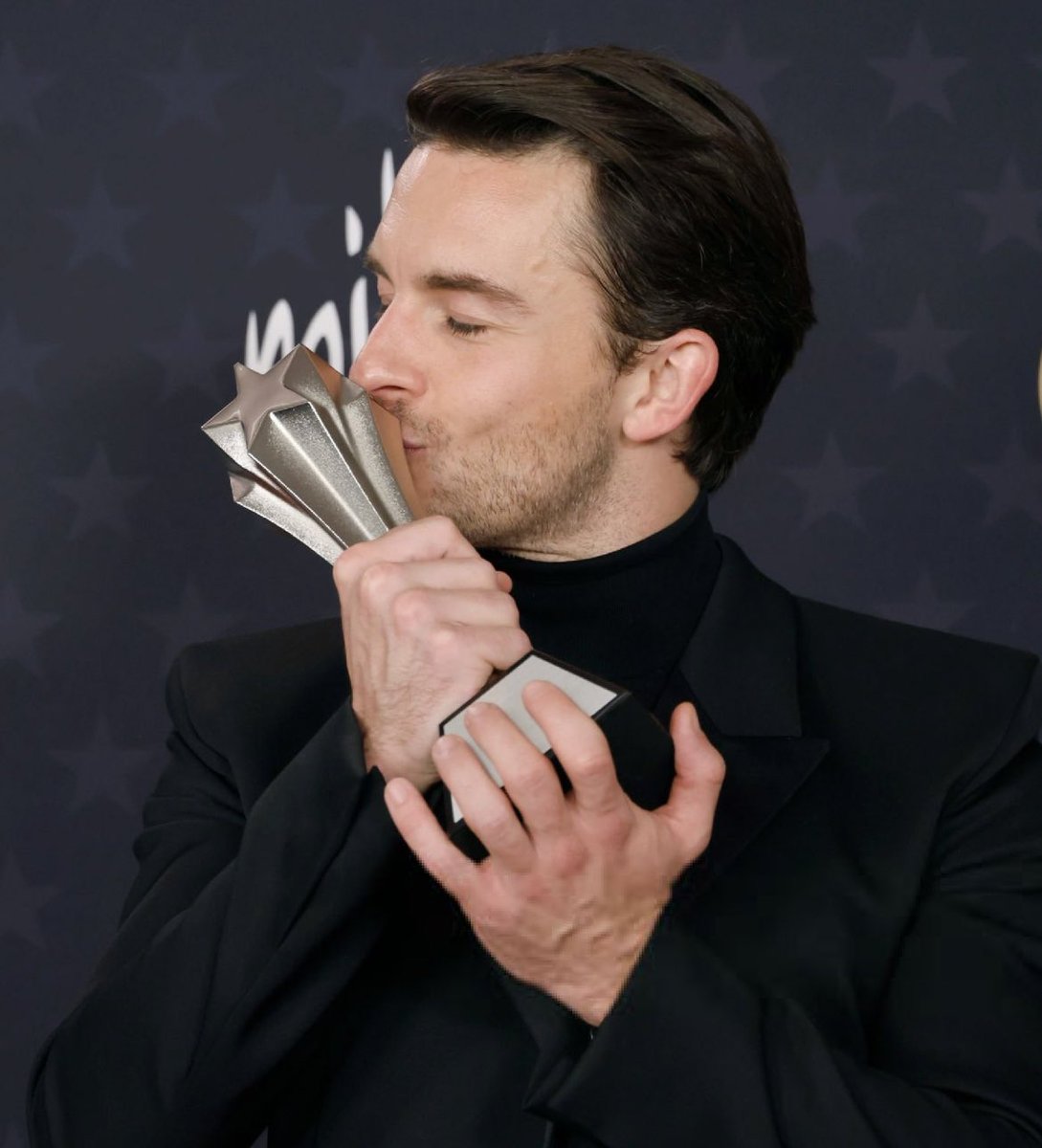 mayfairtohear's tweet photo. for someone who has faced homophobia since the age of 14, has seen the world progress but not quite with the way his life was threatened not 3 months ago, this win for a character who wasn’t afraid to be himself and fought for what he believed in must be huge

congrats jonathan https://t.co/MhPyvGzyn5