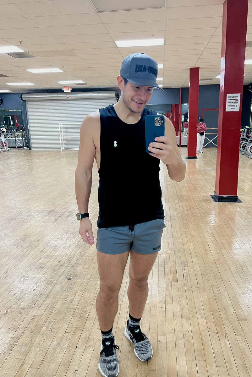 ATardiville's tweet photo. Calisthenics and leg workout ✅ sporting @GrandAxisGuys gym wear #calisthenics #legday #pushup #crunches #fitness #gym #keepthemomentum #dedication #fitnessrealtor https://t.co/LuVlCM2BGR