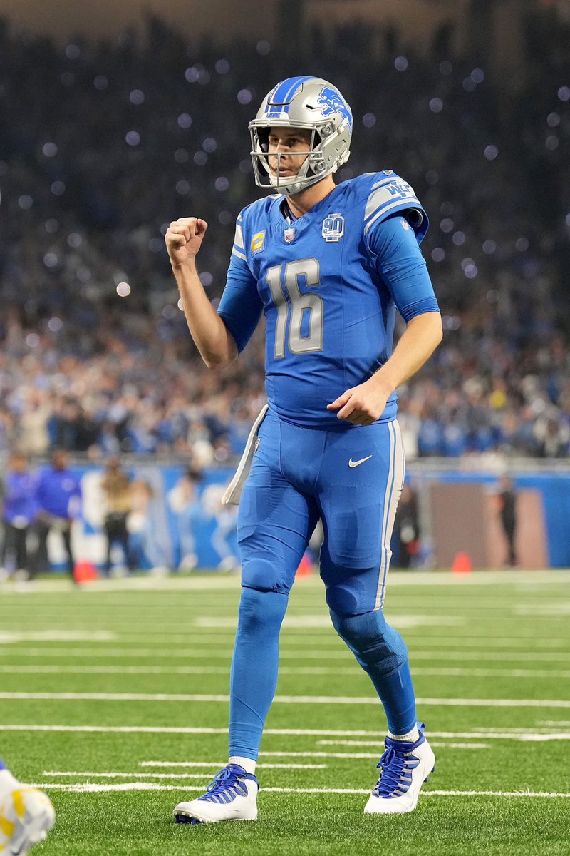 BleacherReport's tweet photo. Jared Goff in 1Q vs. Rams: 

9/9
111 YDS
6 Passing 1st downs
Zero 3rd-down plays on offense

Lions up 14-3 🦁 https://t.co/ZsLFpd0TBG