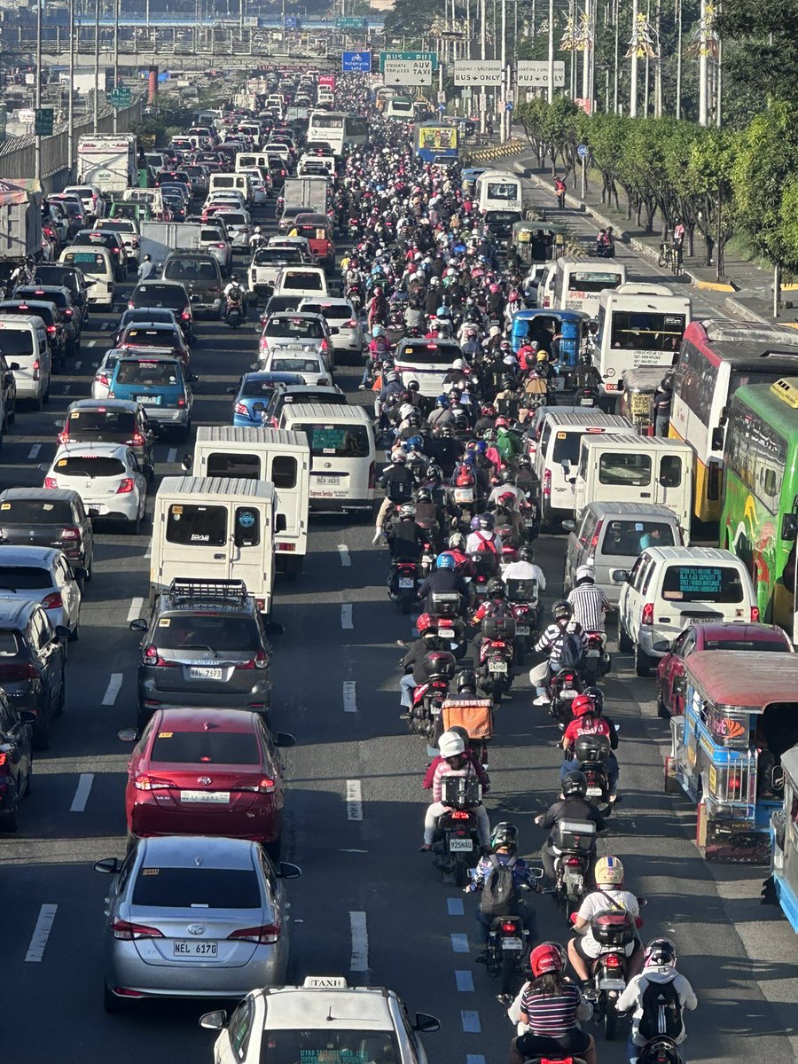 ABSCBNNews's tweet photo. HUWAG TULARAN 👎🏻

May ilang motorista ang ilegal na gumamit ng bike lane sa Commonwealth Avenue para lang makalusot sa matinding traffic na nararanasan sa naturang kalsada nitong Lunes ng umaga.

Hindi naman nahuli ang mga pasaway na motorista dahil wala umanong nagbabantay na enforcer sa bike lane. | via Val Cuenca, ABS-CBN News #TrafficPatrol