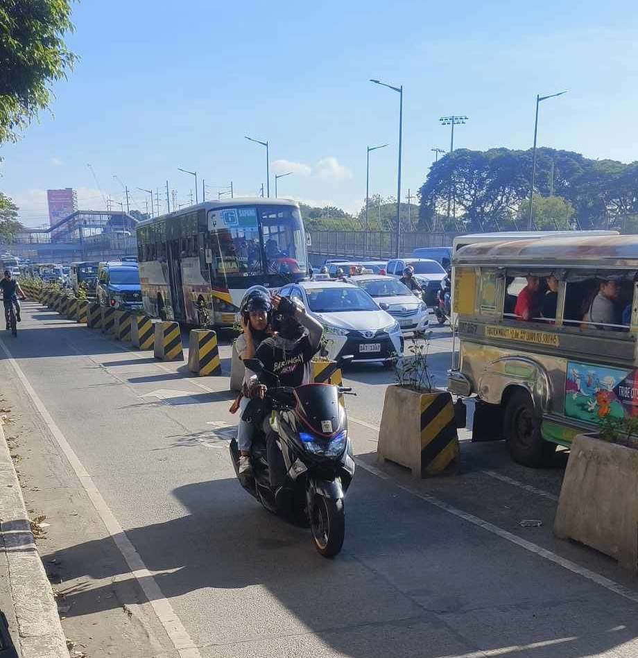 ABSCBNNews's tweet photo. HUWAG TULARAN 👎🏻

May ilang motorista ang ilegal na gumamit ng bike lane sa Commonwealth Avenue para lang makalusot sa matinding traffic na nararanasan sa naturang kalsada nitong Lunes ng umaga.

Hindi naman nahuli ang mga pasaway na motorista dahil wala umanong nagbabantay na enforcer sa bike lane. | via Val Cuenca, ABS-CBN News #TrafficPatrol