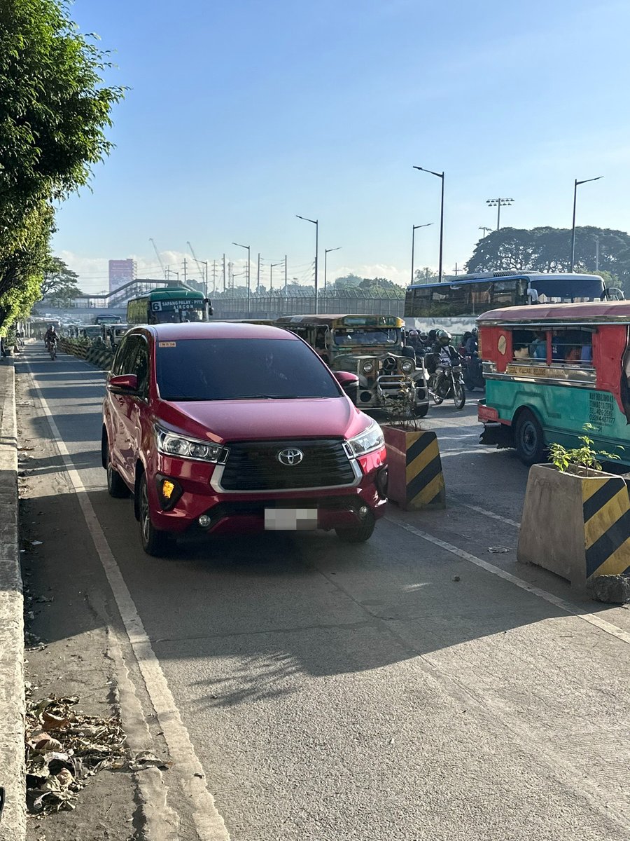 ABSCBNNews's tweet photo. HUWAG TULARAN 👎🏻

May ilang motorista ang ilegal na gumamit ng bike lane sa Commonwealth Avenue para lang makalusot sa matinding traffic na nararanasan sa naturang kalsada nitong Lunes ng umaga.

Hindi naman nahuli ang mga pasaway na motorista dahil wala umanong nagbabantay na enforcer sa bike lane. | via Val Cuenca, ABS-CBN News #TrafficPatrol