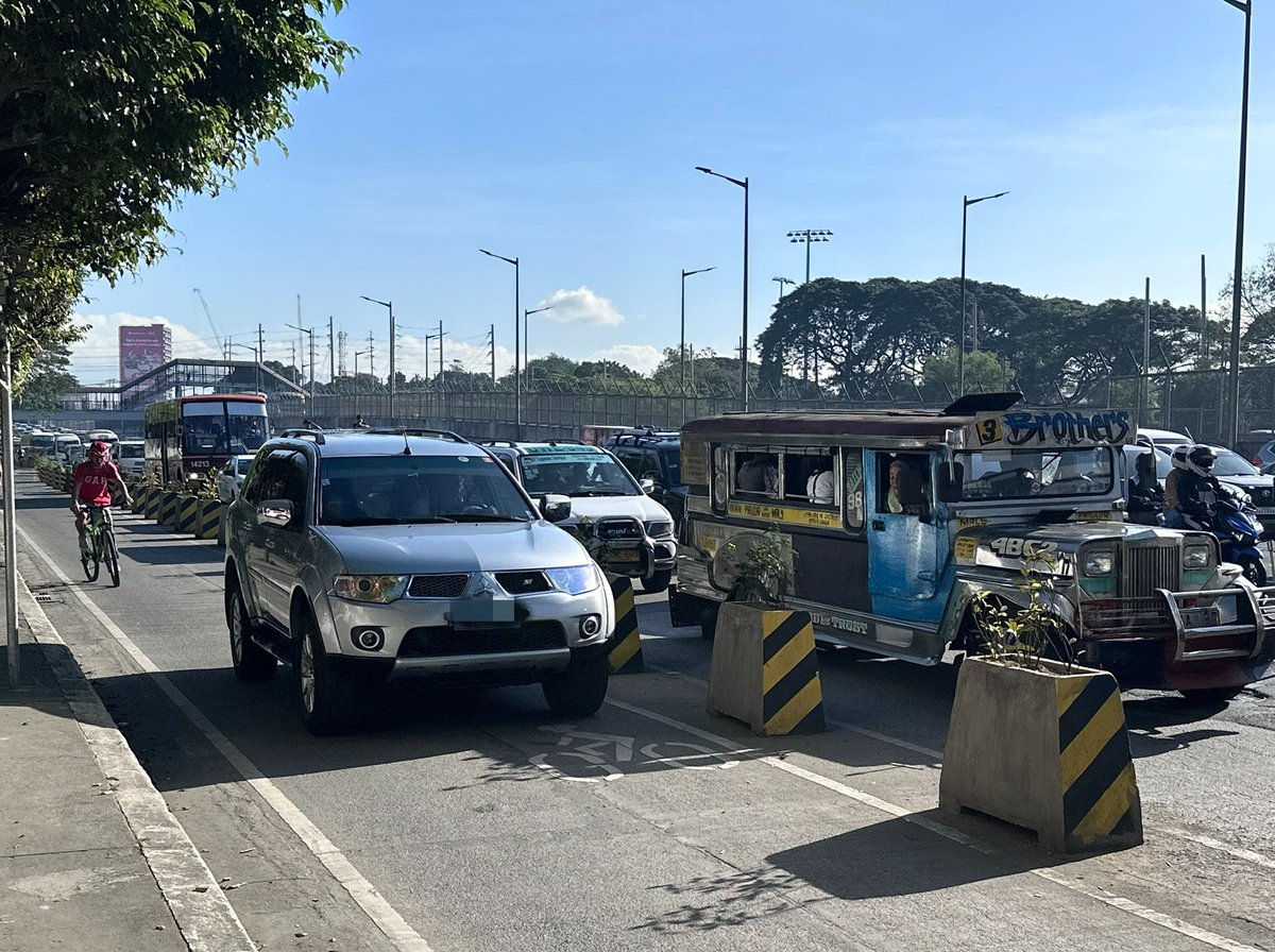 ABSCBNNews's tweet photo. HUWAG TULARAN 👎🏻

May ilang motorista ang ilegal na gumamit ng bike lane sa Commonwealth Avenue para lang makalusot sa matinding traffic na nararanasan sa naturang kalsada nitong Lunes ng umaga.

Hindi naman nahuli ang mga pasaway na motorista dahil wala umanong nagbabantay na enforcer sa bike lane. | via Val Cuenca, ABS-CBN News #TrafficPatrol