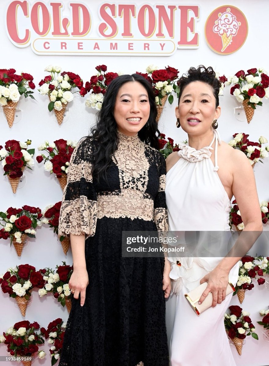 Sandra Oh e Awkwafina no Critics Choice Awards hoje! 

Lembrando que #QuizLady venceu na categoria melhor filme para TV!