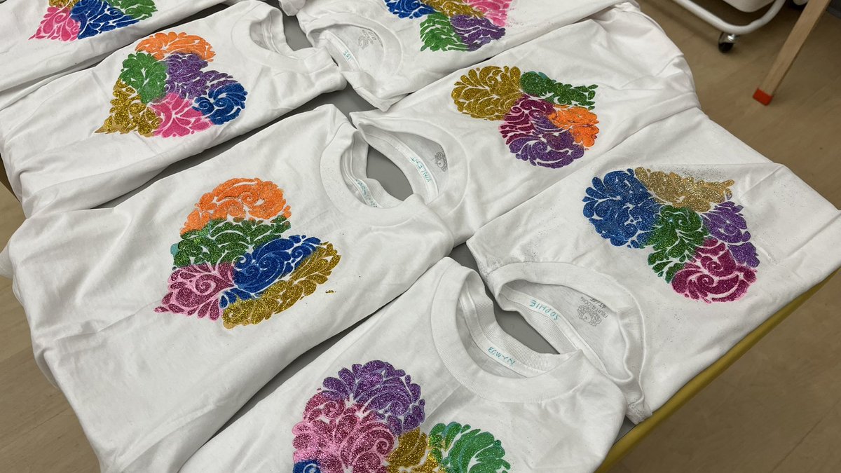 Maîtresse à SF (@mdedoublee) on Twitter photo De beaux tee-shirts décorés à la peinture par les enfants pour notre spectacle de fin d’année 🩷 Une pensée à mon école de cœur <a href="/AryEcole/">Ecole Ary Payet</a> 🇷🇪 <a href="/choaleha/">Choaléha PICARD</a> <a href="/lauralide/">lauralide</a> @AryCe1a <a href="/NayagomMardama/">AldieMN</a> <a href="/rebeccatheveni1/">BENARD</a> De beaux tee-shirts décorés à la peinture par les enfants pour notre spectacle de fin d’année 🩷 Une pensée à mon école de cœur <a href="/AryEcole/">Ecole Ary Payet</a> 🇷🇪 <a href="/choaleha/">Choaléha PICARD</a> <a href="/lauralide/">lauralide</a> @AryCe1a <a href="/NayagomMardama/">AldieMN</a> <a href="/rebeccatheveni1/">BENARD</a>