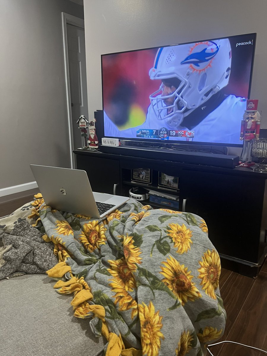 Steph_Hibbs's tweet photo. My 84 year-old Grandma loves Patrick Mahomes and doesn’t have Peacock. I don’t think she can even stream on her TV. So this was our solution. 

We made it work and had a lot fun ☺️

#NFLPlayoffs #PeacockTv #NFLPlayoffs2024 #PeacockTv https://t.co/qaNEPYbTJX