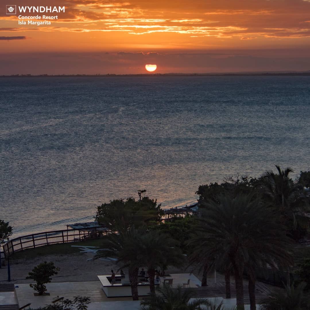 jecc01's tweet photo. Suites con vista al mar, además con una de las mejores playas de la isla, Concorde. https://t.co/BYEtHLx7mt