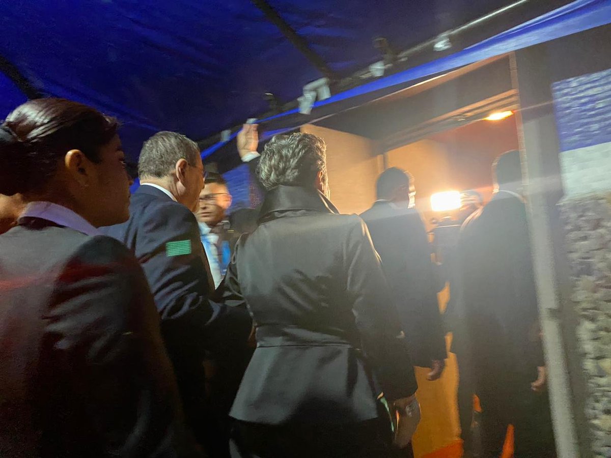 AztecaNoticiaGT's tweet photo. #AHORA I El presidente electo, Bernardo Arévalo ha ingresado a las instalaciones del Teatro Nacional, a espera del desarrollo de actividades entorno a la Juramentación.

Vía: @Ashley_Monzon https://t.co/orRKH1uboK