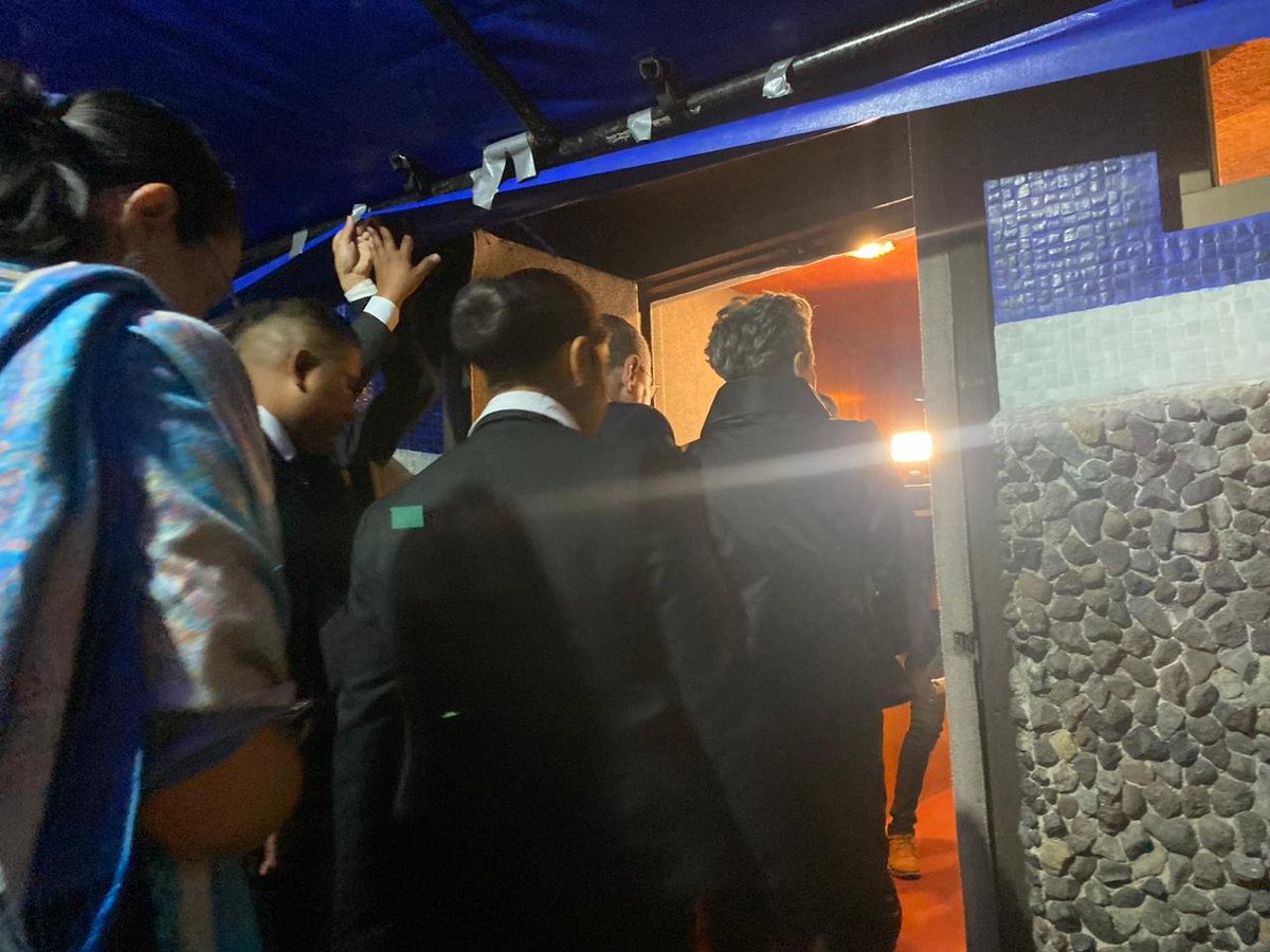 AztecaNoticiaGT's tweet photo. #AHORA I El presidente electo, Bernardo Arévalo ha ingresado a las instalaciones del Teatro Nacional, a espera del desarrollo de actividades entorno a la Juramentación.

Vía: @Ashley_Monzon https://t.co/orRKH1uboK
