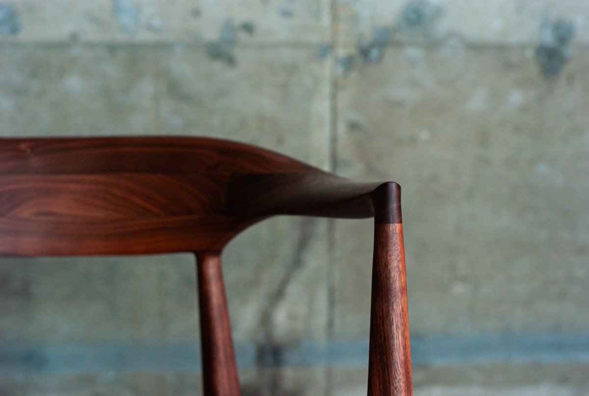 komashop1's tweet photo. 愛用の和刀でcocoda chairのアームを削る親方松岡。
#家具職人 #木工家具 #椅子 https://t.co/MI3UEhMTO1