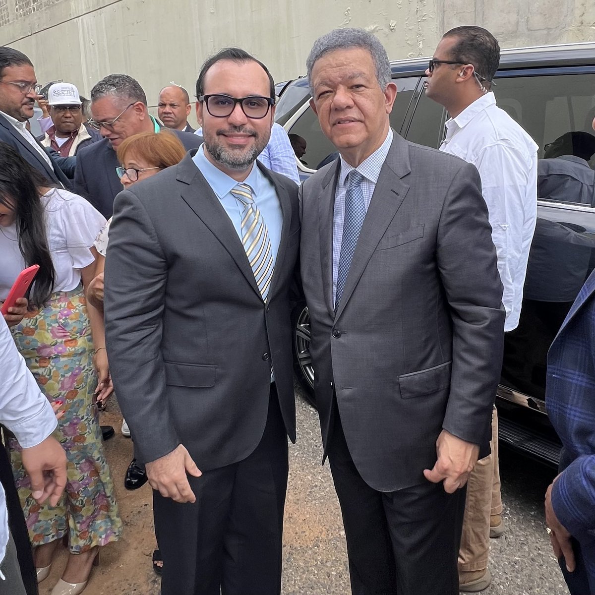 emilrgg's tweet photo. ¡𝙂𝘼𝙉𝘼𝙍𝙀𝙈𝙊𝙎! 🏆🙌🏻
Hoy junto a nuestro próximo presidente de la República Dominicana @LeonelFernandez
#EmilGonzálezRegidor #AMilConEmil #SiempreContigo https://t.co/Hx79rzEJAO