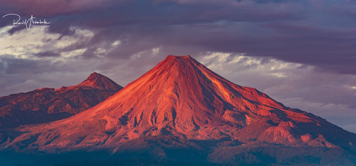 M_Dr_Vulcano's tweet photo. ''Volcán Colorado de Colima''
Cada atardecer es tan diferente que vale la pena retratarlos a todos. Fotografía de hoy por la tarde.
#ElVolcánDeFuego
#ColimaVolcano
#VolcanoAdventure
#ExplorandoColima
#VolcánYMagia
#VolcándeColima
@webcamsdemexico @berthareynoso @MeteoJalMX https://t.co/Fea1AeuGNC