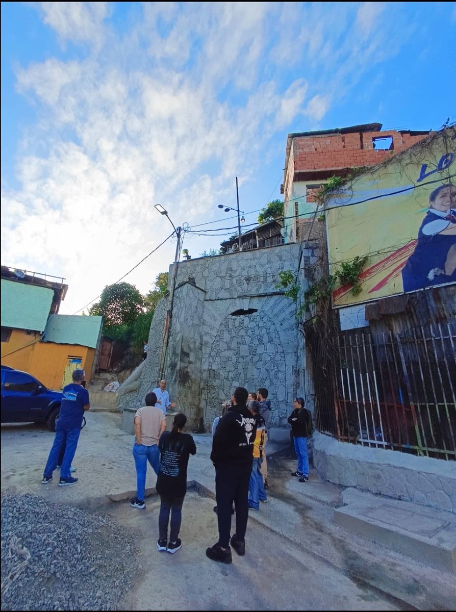 geronimomaneiro's tweet photo. Cada vez que ofrezco una visita guiada al Cementerio General del Sur la inicio en el túnel clausurado del antiguo tranvía, ubicado en Puente Hierro. Allí expongo una introducción que vincula a ese desaparecido medio de transporte y el camposanto. Gracias @azidaniela por la gran📸 https://t.co/NYJDOGIRv4