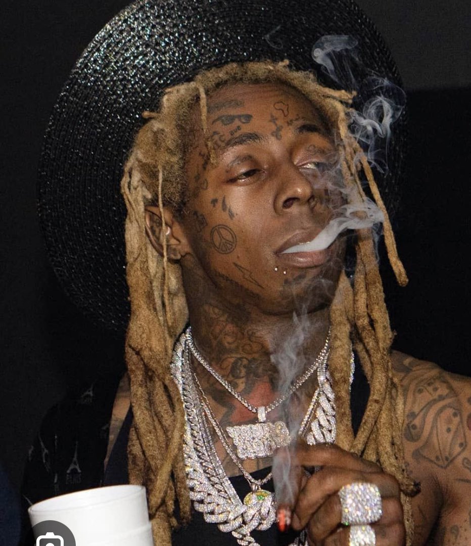 Abescape76's tweet photo. @LilTunechi  smoking on that Dallas pack @DezBryant ..FML https://t.co/kk9YDRSGlR