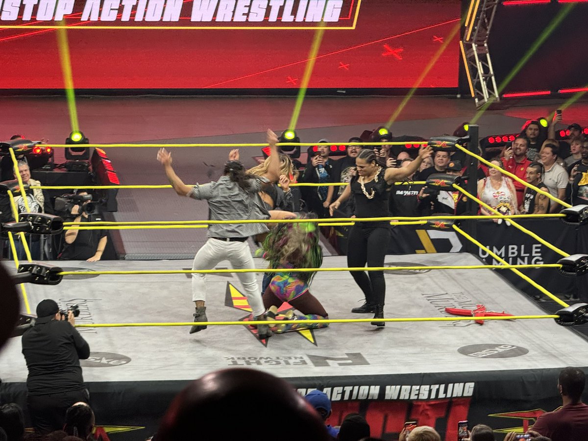 TNRevolver's tweet image. Gisele Shaw lays out Jordyn Grace and Trinity. Statement made. #SnakeEyes #IMPACTonAXSTV