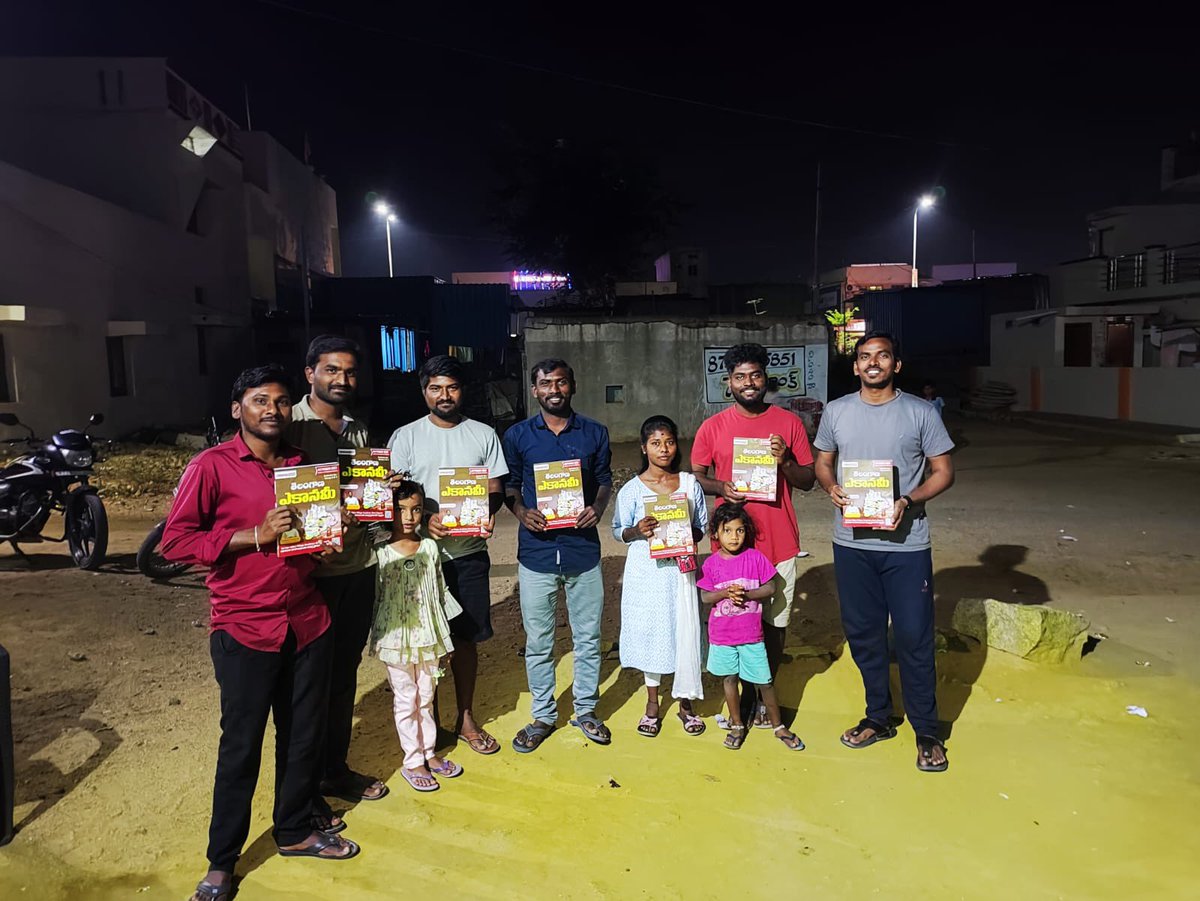 prabhakarchouti's tweet photo. #Book_Distribution
👉Maarket లో అత్యంత ప్రాముఖ్యత పొంది Best Sellor గా నిలిచిన Choutis Economy పుస్తకాలను 
వివిధ SMH హాస్టల్స్ లో పంచడం జరిగింది 
👉నారాయణ పేట , మక్తల్ లాంటి ప్రాంతాలకు కూడా పంపి , పంచడం జరిగింది https://t.co/1AhTBqOr1C