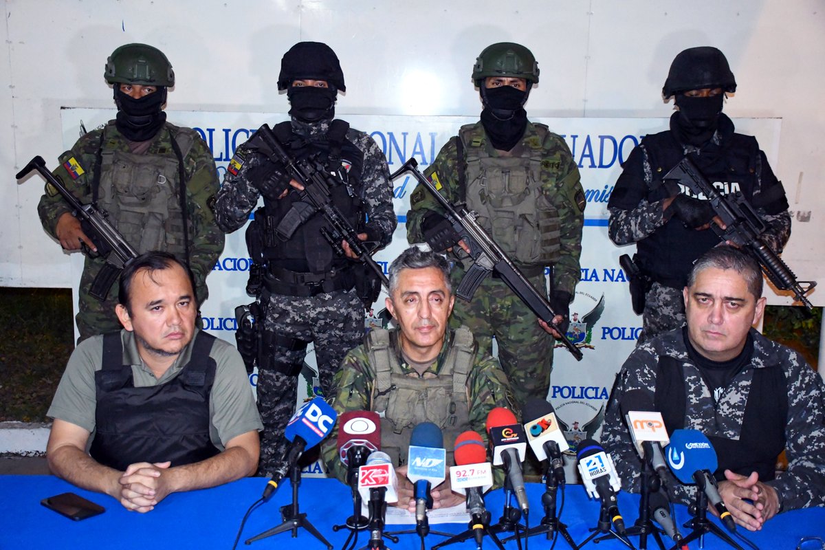 GoberElOro's tweet photo. En rueda de prensa se dieron a conocer los resultados de las acciones de seguridad ejecutadas por parte de las @FFAAECUADOR y @PoliciaEcuador en #ElOro y en el CRS - #Machala.

@DanielNoboaOk 
@jimmyblacio_ec 

#JuntosContraElTerrorismo
#DefiendeTuBandera https://t.co/6bUf4fnupf
