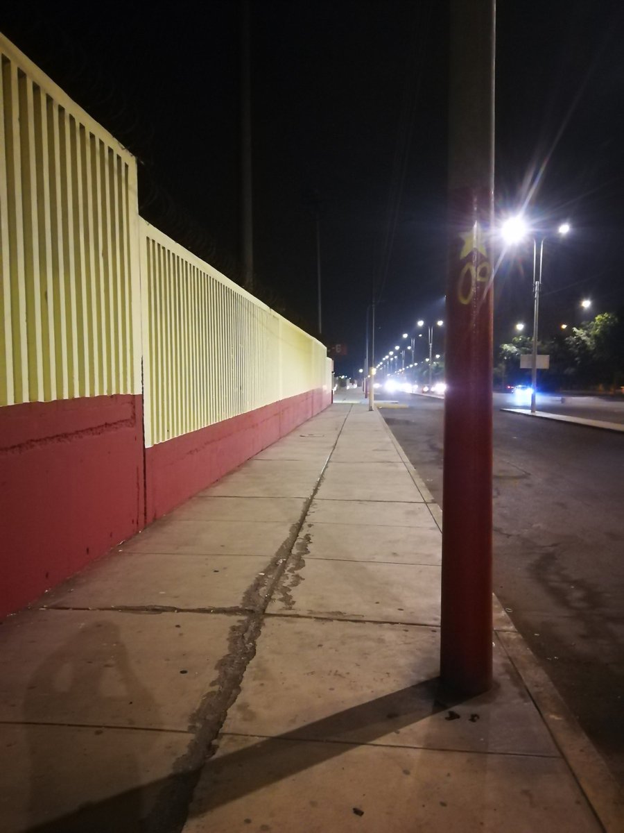 Voluntario_U's tweet photo. Que bonito trabajo en conjunto el club con la fachada y el voluntariado de hinchas los postes ♥️💛 https://t.co/0RUCVJ5yWS