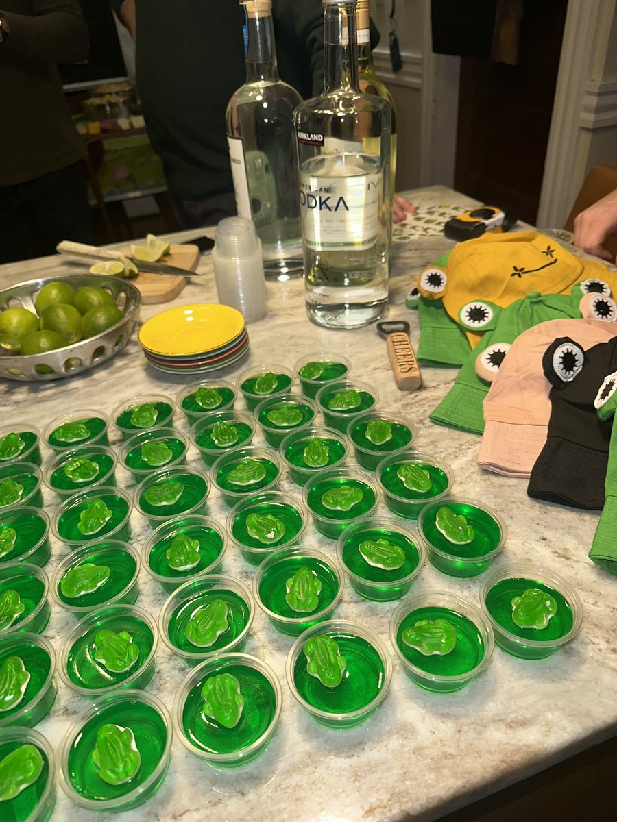 aminal_cwossin's tweet photo. threw my bf a frog themed bday party and it went very well 🐸🐸🐸 https://t.co/dzLcUIBFsU